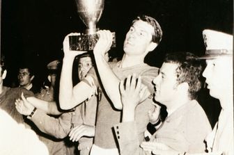 Il capitano dell'Italia, Giacinto Facchetti solleva la Coppa Henri Delaunay dopo la conquista del terzo campionato europeo di calcio, vinto dagli Azzurri