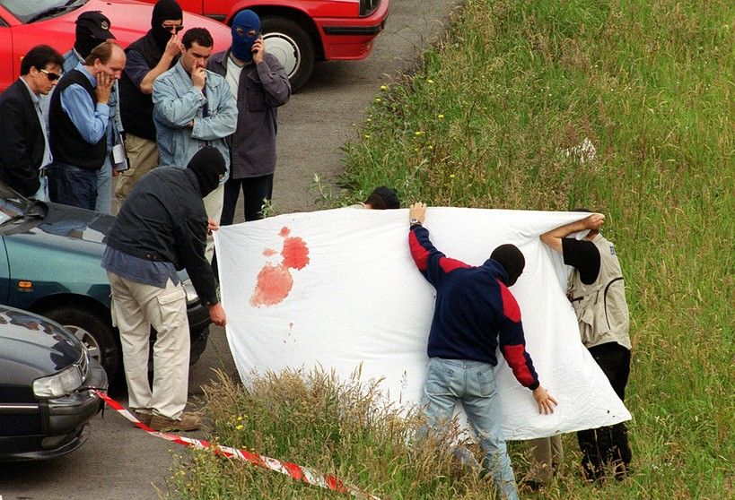 La polizia copre il corpo del direttore finanziario del Diario Vasco, Santiago Oleaga Elejabarrieta, assassinato dall'Eta nel maggio 2001