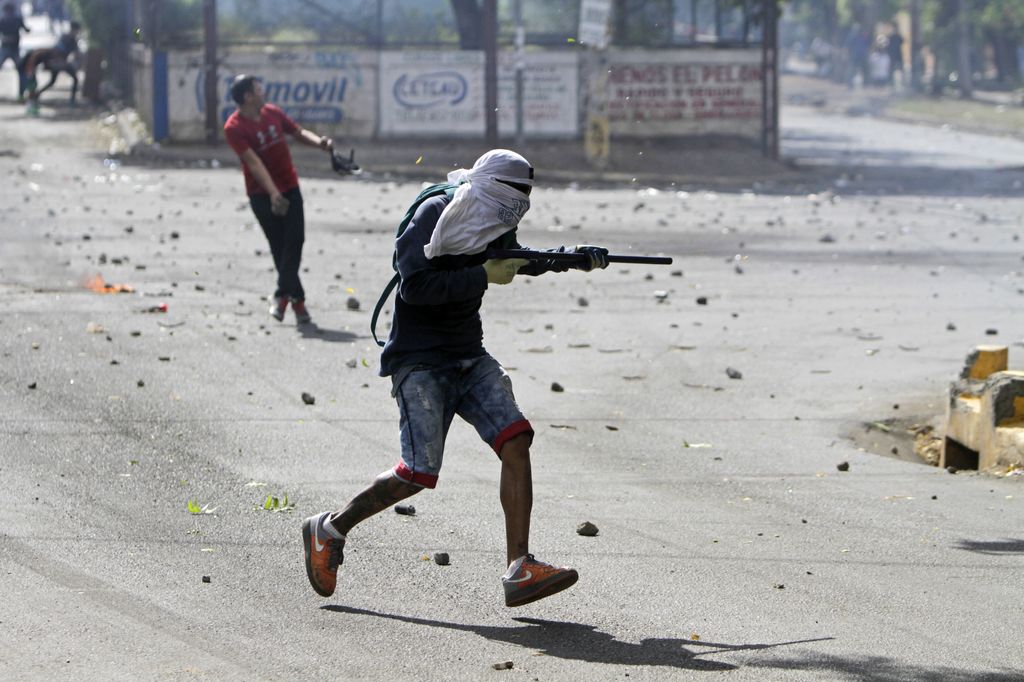 Uno studente in Nicaragua imbraccia un'arma autocostruita