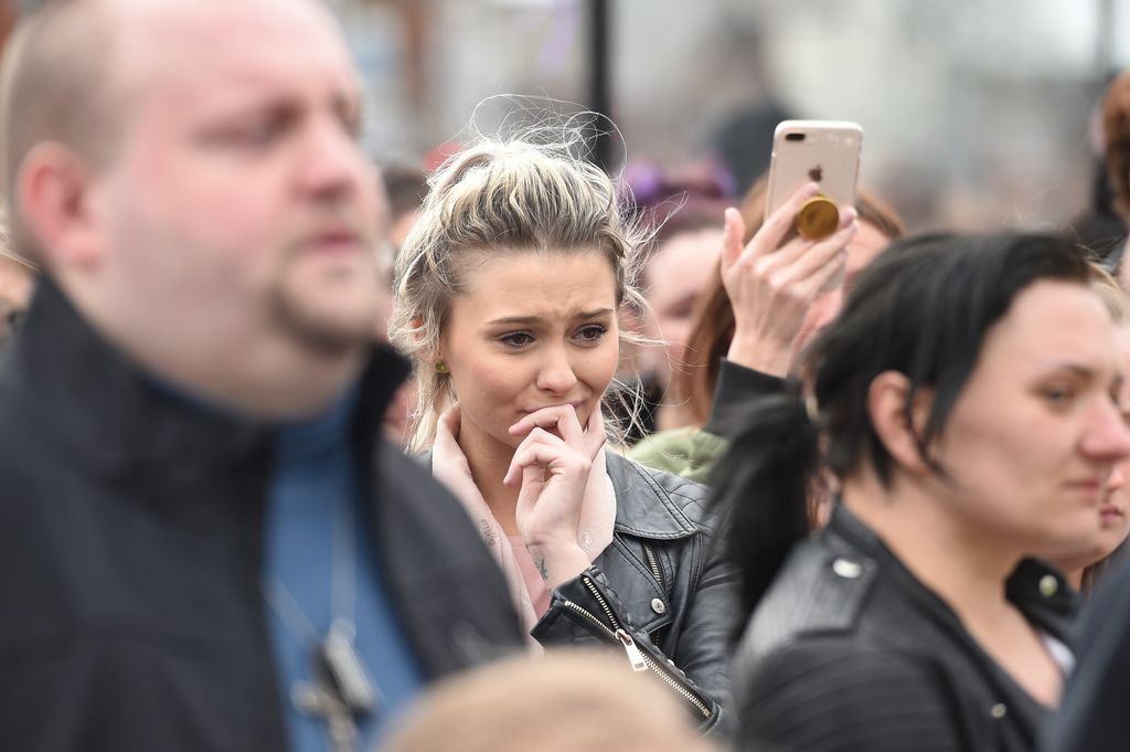 Gente commossa fuori all'Alder Hey Children's Hospital di Liverpool, dove &egrave; ricoverato Alfie Evans