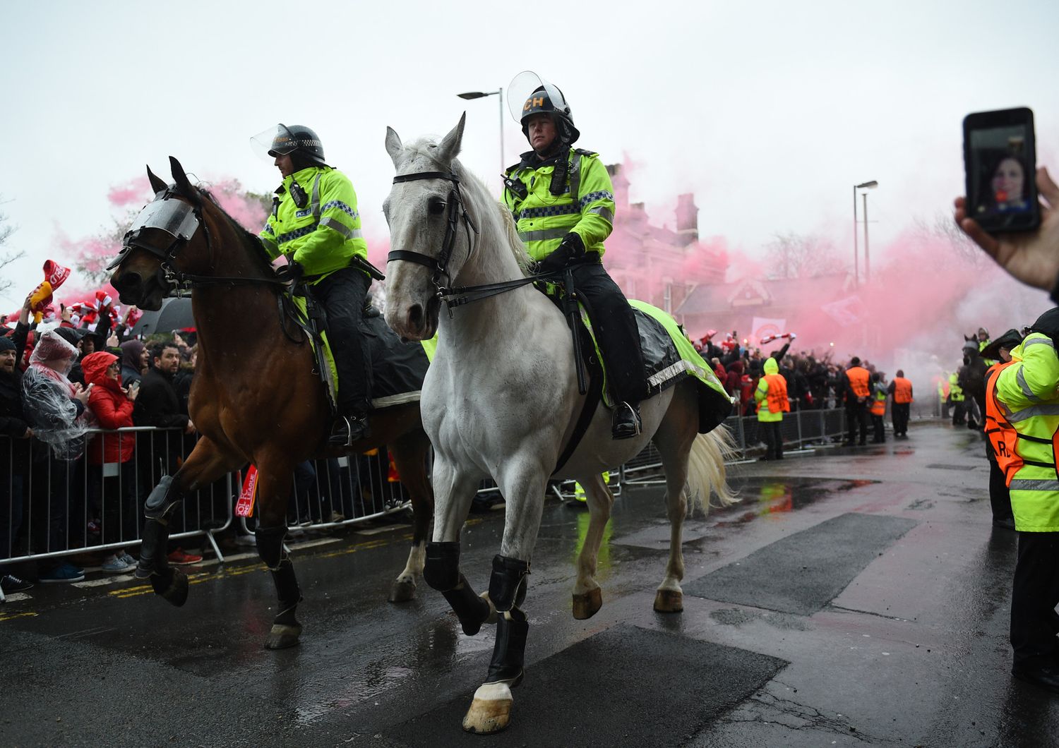 &nbsp;Polizia a cavallo scorta il bus del Liverpool