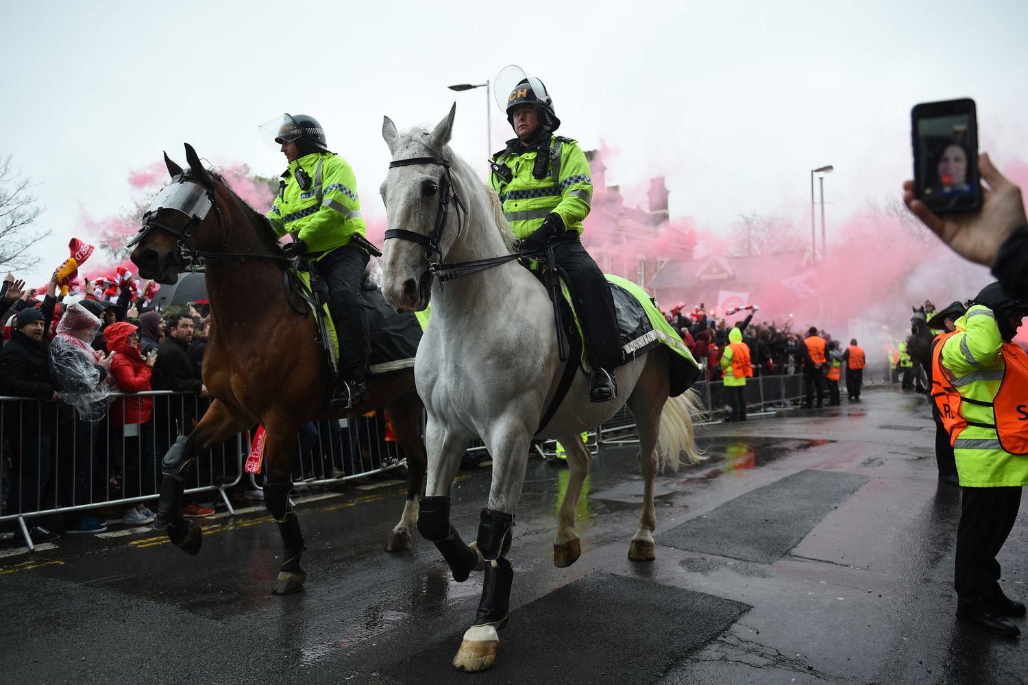 &nbsp;Polizia a cavallo scorta il bus del Liverpool