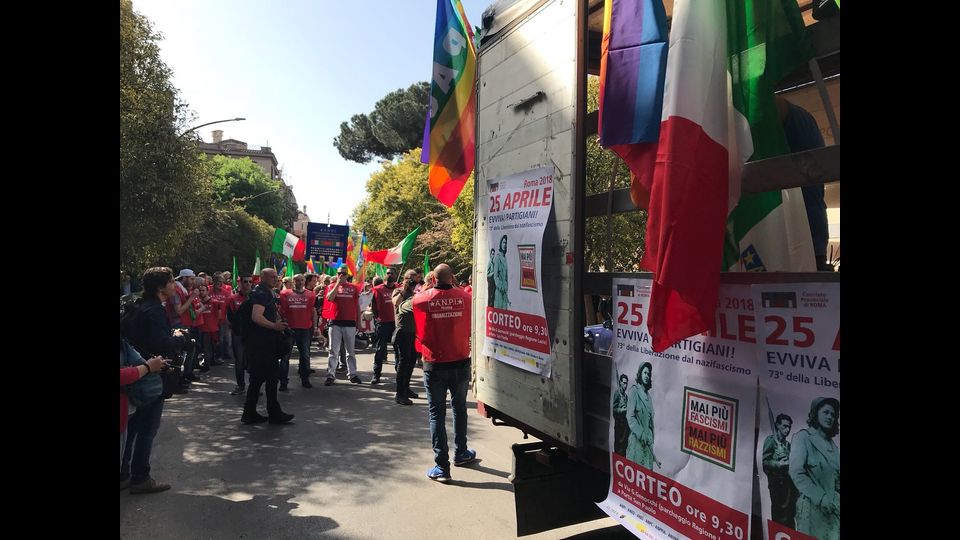 Il corteo, che arriver&agrave; a Porta San Paolo passando per i quartieri Garbatella e Ostiense, vede in prima fila i medaglieri e i vessilli delle associazioni partigiane, combattentistiche, dei perseguitati dal fascismo, degli internati militari, dei deportati nei campi di sterminio nazisti.