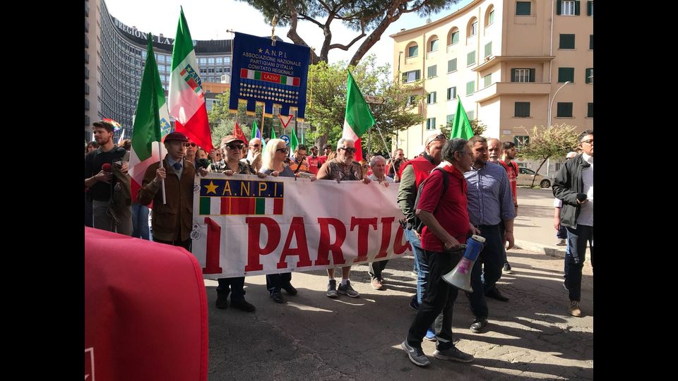 E' partita verso le 10 del mattino da Via Genocchi davanti alla sede della Regione Lazio la manifestazione contro i fascismi e contro i razzismi organizzata dall'associazione partigiana Anpi Roma, insieme ad altre associazioni di ex partigiani, di ex deportati nei campi di sterminio, perseguitati politici e internati Aned, Anei, Anppia, Anpc, Anvrg Roma, Fiap, Circolo G. Bosio.
