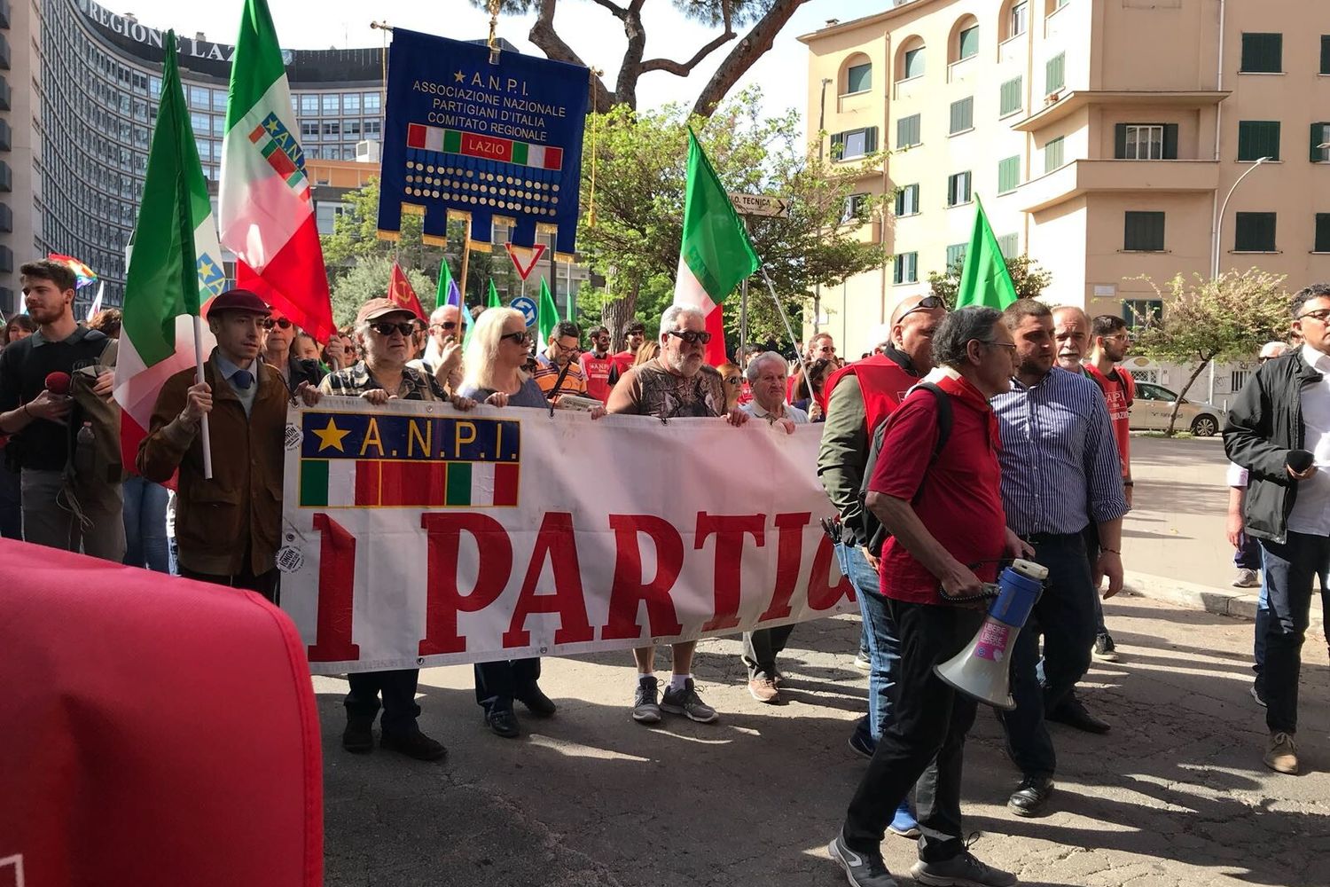 E' partita verso le 10 del mattino da Via Genocchi davanti alla sede della Regione Lazio la manifestazione contro i fascismi e contro i razzismi organizzata dall'associazione partigiana Anpi Roma, insieme ad altre associazioni di ex partigiani, di ex deportati nei campi di sterminio, perseguitati politici e internati Aned, Anei, Anppia, Anpc, Anvrg Roma, Fiap, Circolo G. Bosio.