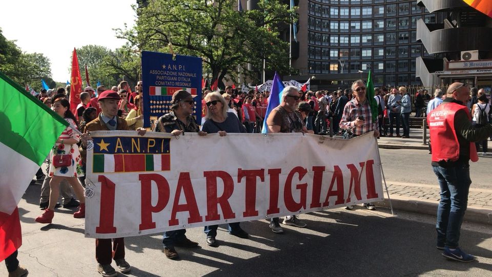 Non &egrave; presente la Brigata ebraica in polemica con la presenza della comunit&agrave; palestinese romana che aveva annunciato che avrebbe sfilato &quot;con kefieh e bandiere&quot;, dedicando il 25 aprile alla liberazione dalla &quot;criminale occupazione israeliana&quot;.