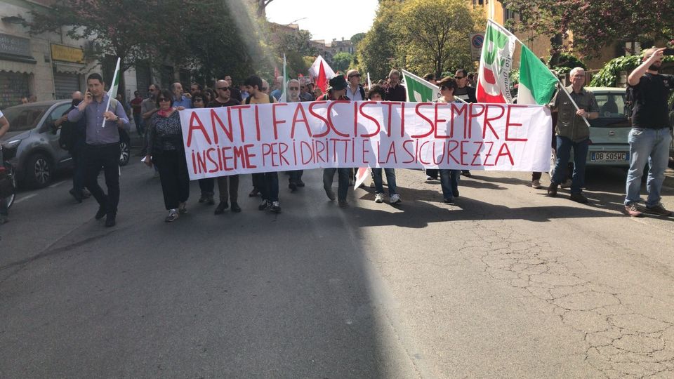 Anche il Partito democratico sfila al corteo Anpi di Roma per le vie della Garbatella. I militanti di Roma e Lazio mostrano uno striscione con la scritta &quot;Antifascisti sempre, insieme per i diritti e la sicurezza&quot;.