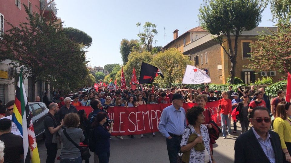 La manifestazione vede l'adesione dei sindacati, dell'Arci, di Libera e di tante altre associazioni, dei partiti di sinistra (non del Pd).
