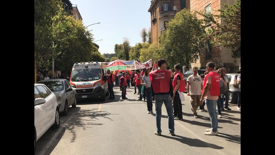 Verso le 11 un'ambulanza 'ha rotto' il corteo dell'Anpi alla Garbatella per soccorrere una persona in Via Guglielmo Massaia.