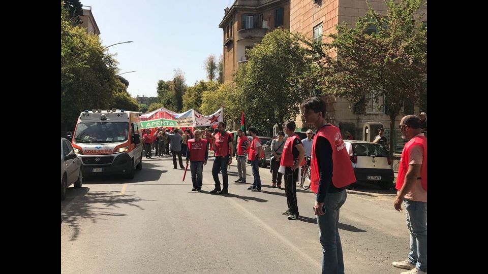 Uno striscione con la scritta &quot;Gerusalemme citt&agrave; aperta - pace giusta in Palestina&quot; sfila, portato dalla comunit&agrave; palestinese di Roma e del Lazio, al corteo per i 73 anni dalla Liberazione a Roma.&nbsp;