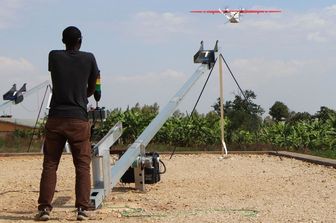 In Ghana alcuni farmaci vengono recapitati nei villaggi con i droni