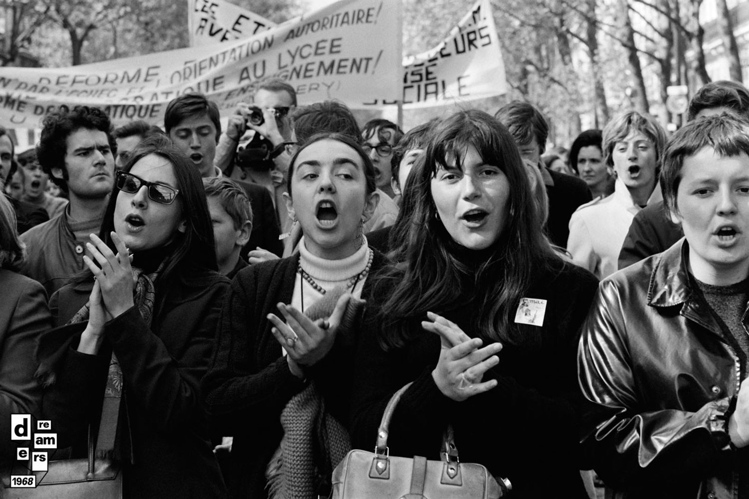 &nbsp;Parigi, giovani donne sfilano durante la manifestazione del Labour Day organizzata dalla CGT e dal Partito Comunista, 1 maggio. AFP