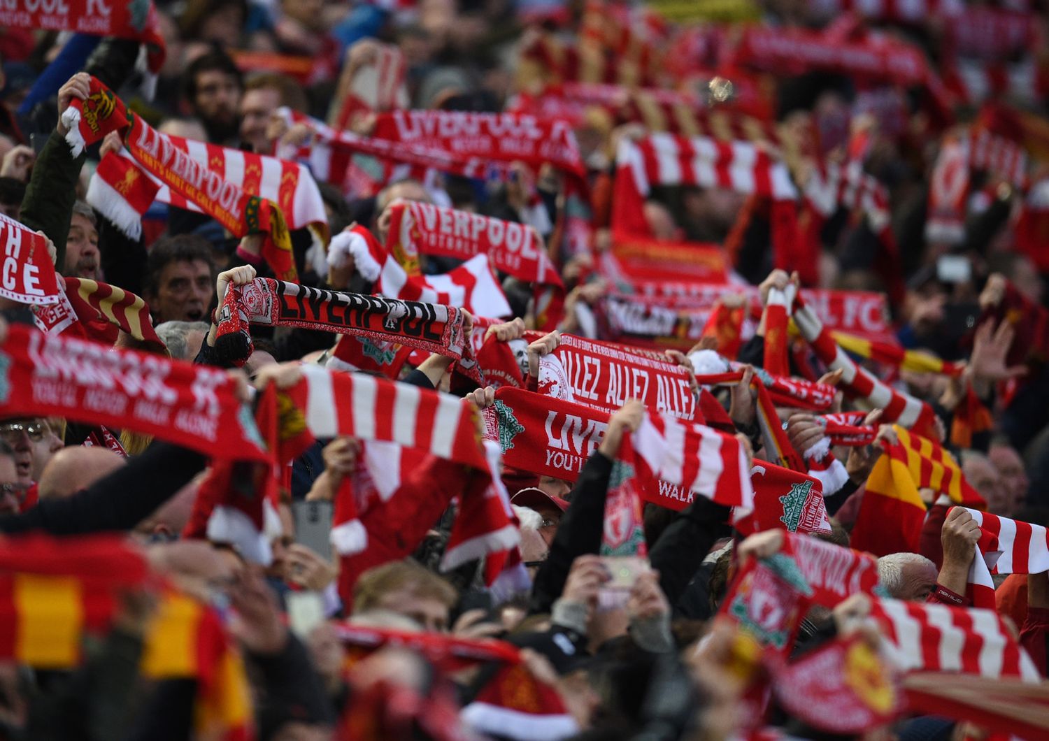 &nbsp;I tifosi del Liverpool allo stadio di Anfield durante la semifinale di Champions contro la Roma