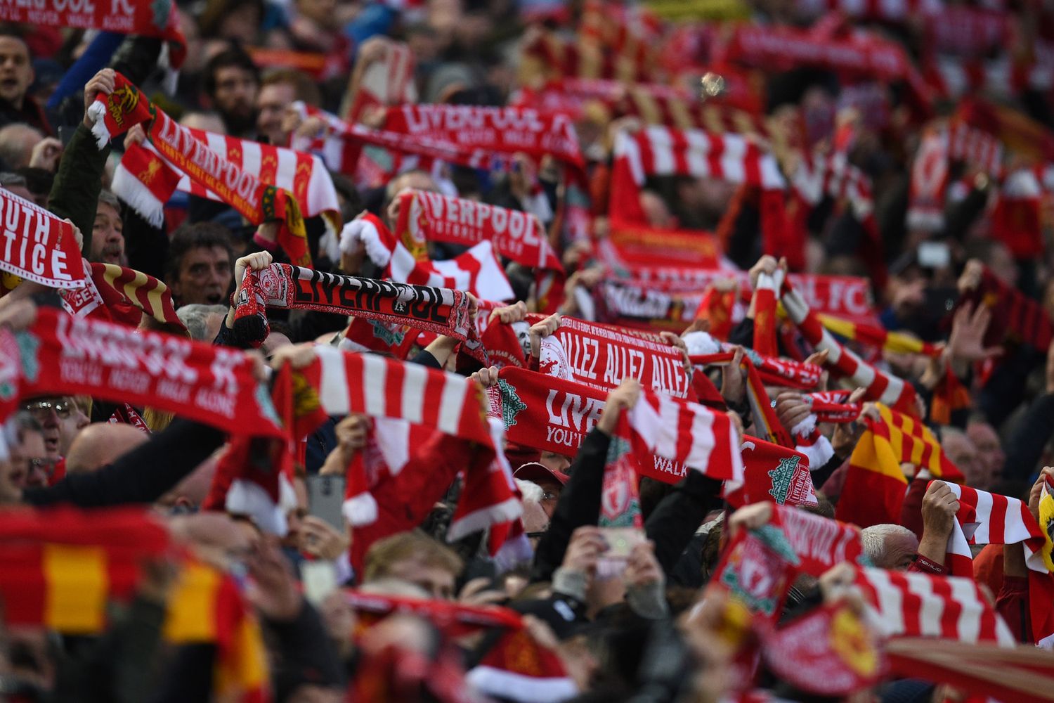&nbsp;I tifosi del Liverpool allo stadio di Anfield durante la semifinale di Champions contro la Roma