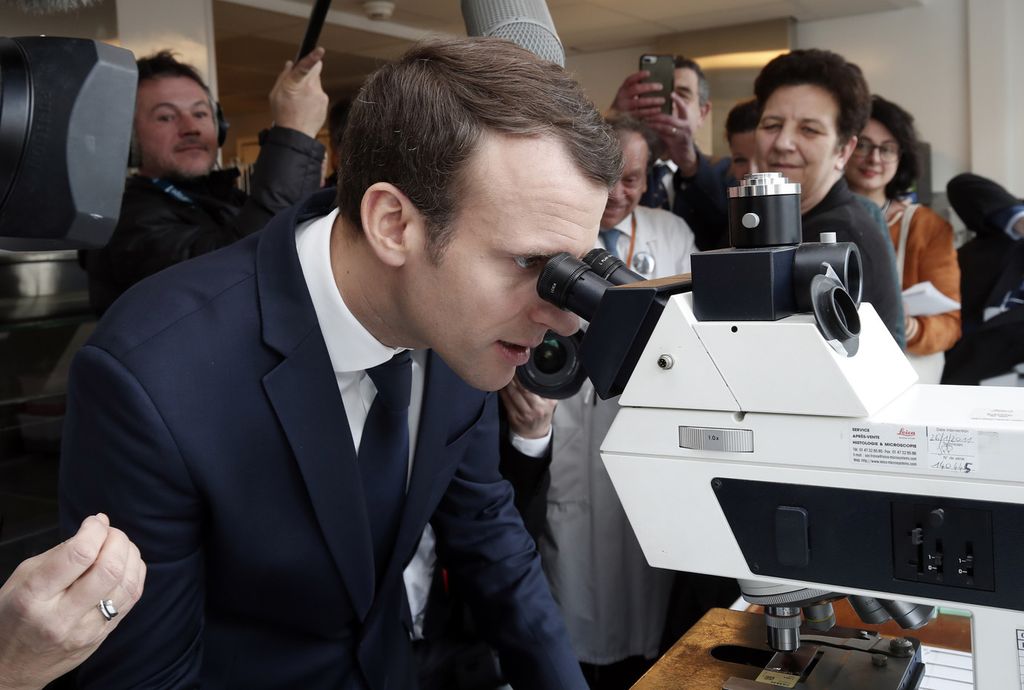 Macron durante una visita sul tema intelligenza artificiale all'Institut Curie Hospital di Parigi