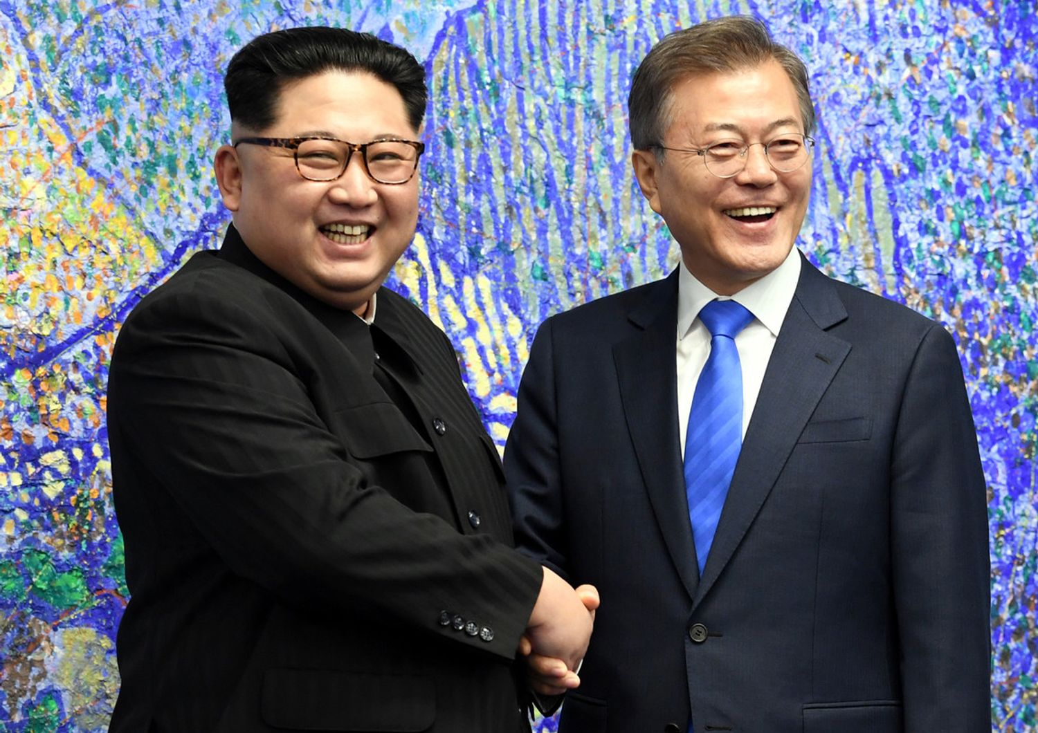 &nbsp;La storica stretta di mano tra Kim e Moon