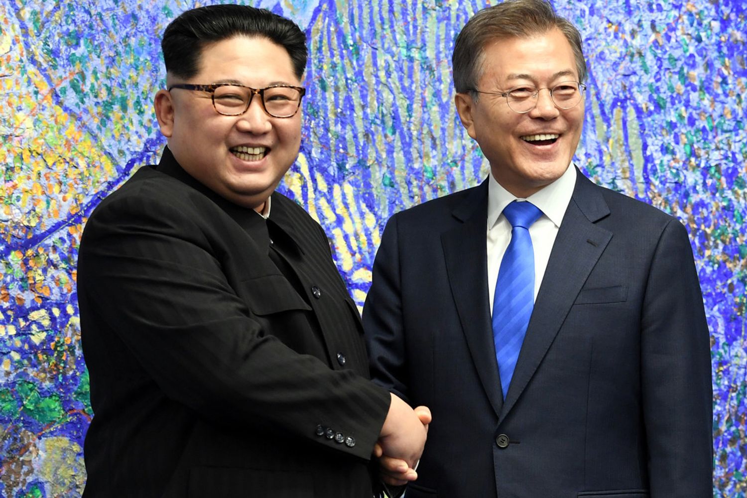 &nbsp;La storica stretta di mano tra Kim e Moon