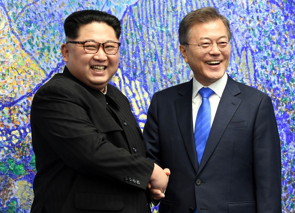 &nbsp;La storica stretta di mano tra Kim e Moon