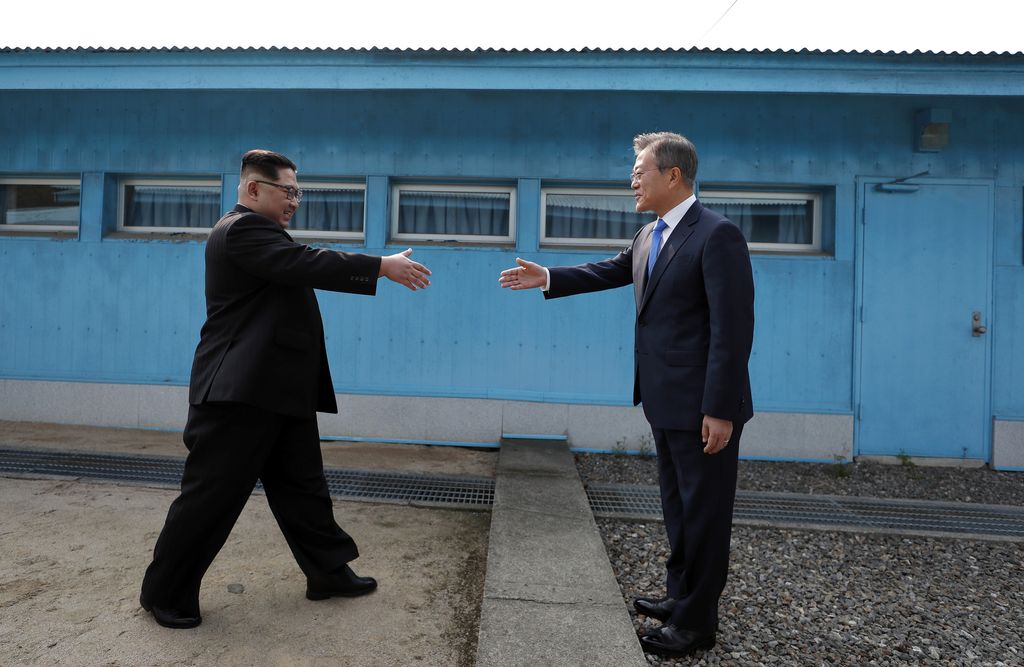 &nbsp;L'incontro tra Kim e Moon sulla linea di demarcazione tra le due Coree