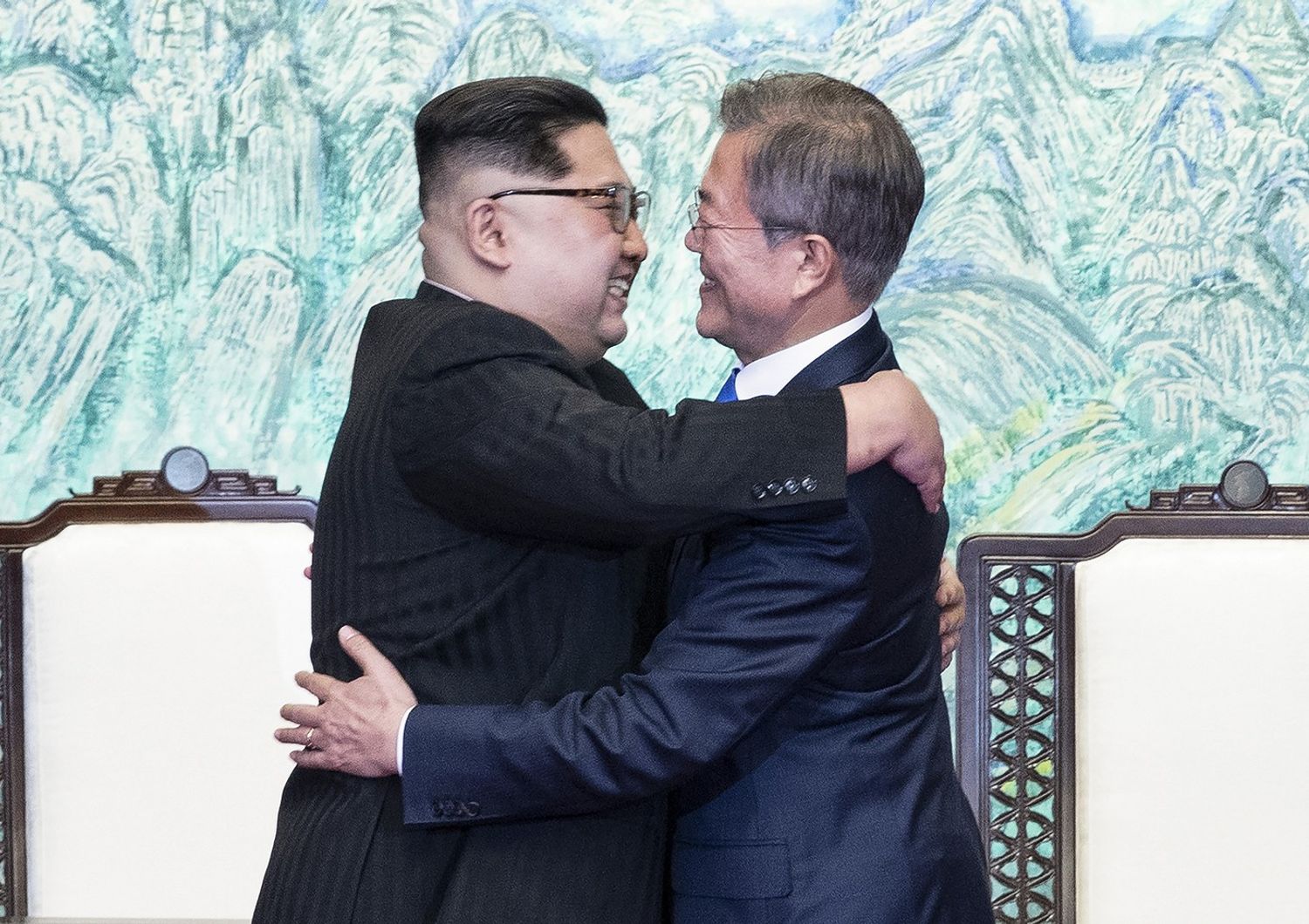 &nbsp;Lo storico abbraccio tra Kim e Moon