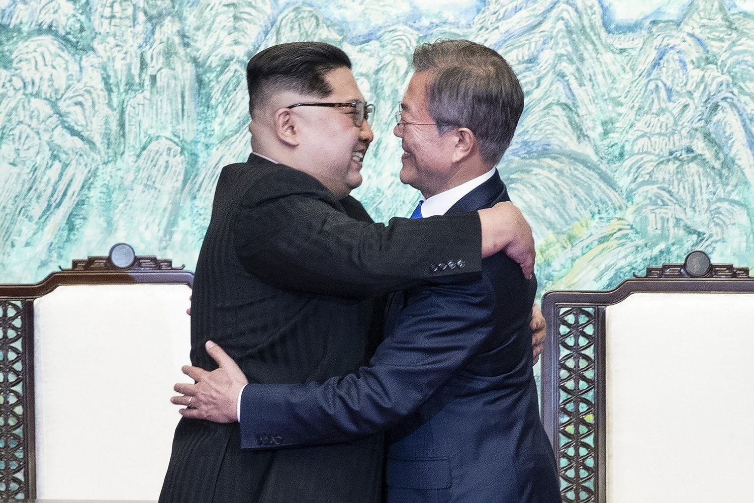 &nbsp;Lo storico abbraccio tra Kim e Moon