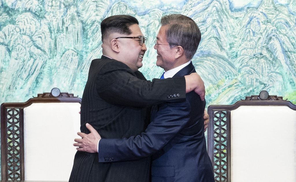 &nbsp;Lo storico abbraccio tra Kim e Moon