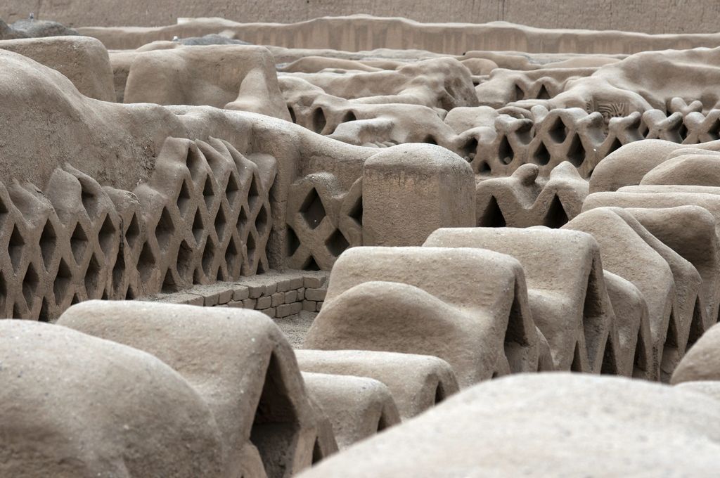 &nbsp;La zona dei templi del Palazzo Tschudi, Chan Chan, in Per&ugrave;. Il ritrovamento dei resti &egrave; avvenuto in un'area non distante da questo sito archeologico.