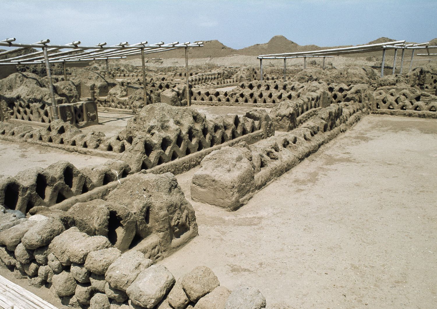 &nbsp;La zona dei templi del Palazzo Tschudi, Chan Chan, in Per&ugrave;. Il ritrovamento dei resti &egrave; avvenuto in un'area non distante da questo sito archeologico.