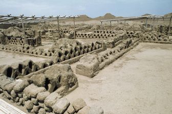 &nbsp;La zona dei templi del Palazzo Tschudi, Chan Chan, in Per&ugrave;. Il ritrovamento dei resti &egrave; avvenuto in un'area non distante da questo sito archeologico.