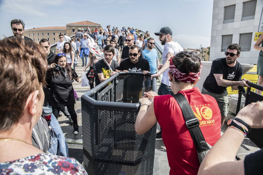 Scontri sui tornelli a Venezia&nbsp;