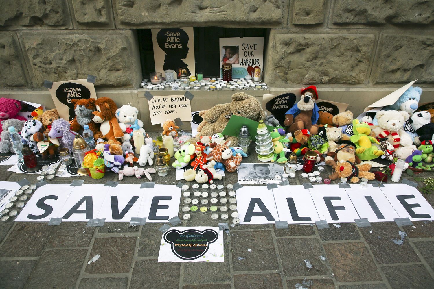 &nbsp;Un 'altarino' eretto per il piccolo Alfie Evans