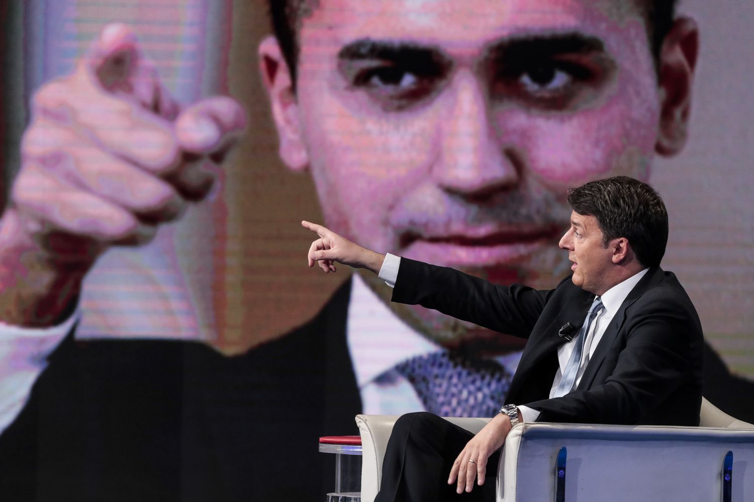 &nbsp;Matteo Renzi ospite di Porta a Porta. Sul maxischermo, Luigi Di Maio