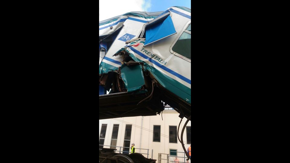 Un treno in manovra su un binario tronco &egrave; uscito dai binari questa mattina, poco dopo le 8.30, a poca distanza dalla stazione ferroviaria di Genova Brignole, all'altezza del ponte di Terralba. Le cause dell'incidente sono in via di accertamento: non si esclude un malore del macchinista, unica persona a bordo del convoglio. Il treno era un passeggeri. Sul posto 118 e vigili del fuoco del distaccamento di Genova Est&nbsp;