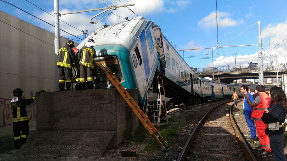 Un treno in manovra su un binario tronco &egrave; uscito dai binari questa mattina, poco dopo le 8.30, a poca distanza dalla stazione ferroviaria di Genova Brignole, all'altezza del ponte di Terralba. Le cause dell'incidente sono in via di accertamento: non si esclude un malore del macchinista, unica persona a bordo del convoglio. Il treno era un passeggeri. Sul posto 118 e vigili del fuoco del distaccamento di Genova Est&nbsp;