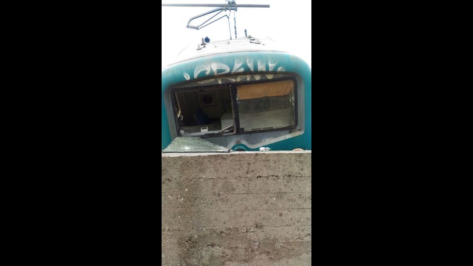 Un treno in manovra su un binario tronco &egrave; uscito dai binari questa mattina, poco dopo le 8.30, a poca distanza dalla stazione ferroviaria di Genova Brignole, all'altezza del ponte di Terralba. Le cause dell'incidente sono in via di accertamento: non si esclude un malore del macchinista, unica persona a bordo del convoglio. Il treno era un passeggeri. Sul posto 118 e vigili del fuoco del distaccamento di Genova Est&nbsp;