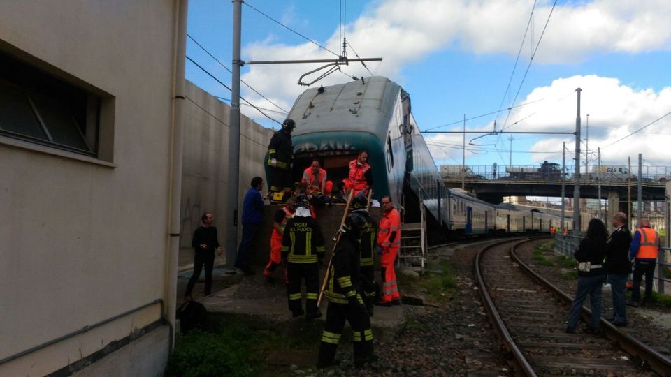 Un treno in manovra su un binario tronco &egrave; uscito dai binari questa mattina, poco dopo le 8.30, a poca distanza dalla stazione ferroviaria di Genova Brignole, all'altezza del ponte di Terralba. Le cause dell'incidente sono in via di accertamento: non si esclude un malore del macchinista, unica persona a bordo del convoglio. Il treno era un passeggeri. Sul posto 118 e vigili del fuoco del distaccamento di Genova Est&nbsp;