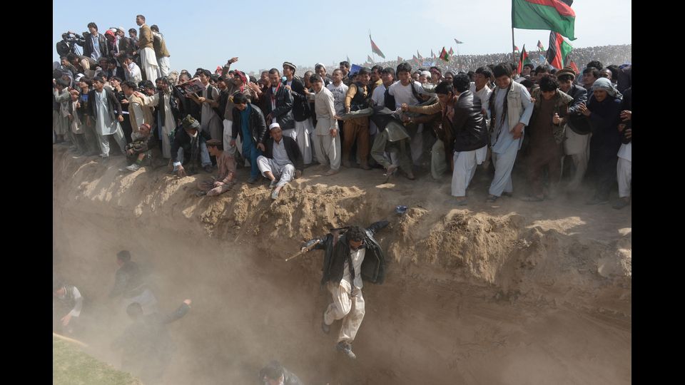 &nbsp;&quot;&Egrave; un colpo devastante, per il coraggioso staff del nostro affiatato ufficio di Kabul e per l'intera agenzia&quot;, ha commentato il direttore Michele Leridon in una nota. &quot;Possiamo solo onorare la straordinaria forza, il coraggio e la generosit&agrave; di un fotografo che ha coperto eventi spesso traumatici e terrificanti con sensibilit&agrave; e consumato professionismo&quot;, ha proseguito, esprimendo &quot;condoglianze alla famiglie anche degli altri operatori dell'informazione&quot; rimasti uccisi nell'attentato.