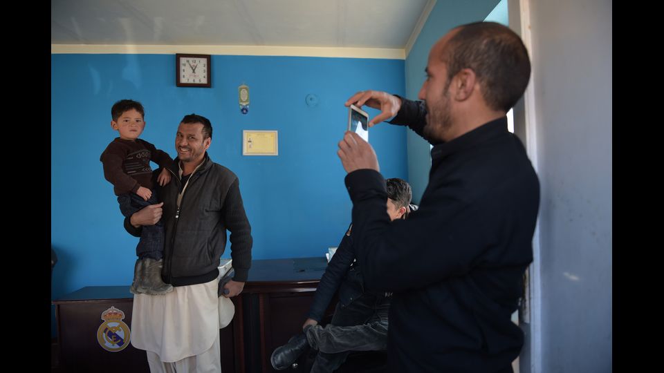 &quot;Non ho mai sentito la vita avere cos&igrave; poche prospettive e non vedo una via d'uscita. E' un momento di ansia&quot;, concludeva. L'Afp ha pubblicato 18.000 delle sue foto di orrori e documenti di guerra, ma anche di vita quotidiana.