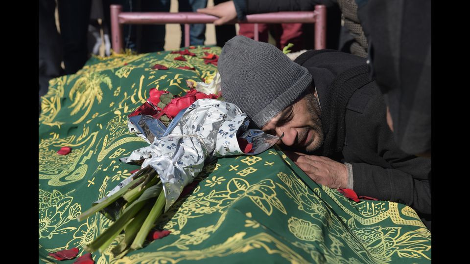 Non c'&egrave; pi&ugrave; speranza, la vita sembra essere addirittura pi&ugrave; difficile di quella sotto i talebani a causa dell'insicurezza&quot;, scriveva il fotografo due anni fa. &quot;Tutto quello cui riesco a pensare sono macchine che possono essere trappole esplosive o kamikaze che escono fuori dalla folla&quot;.