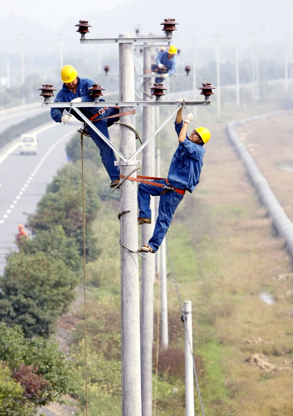 &nbsp; Lavoratori di un'azienda del settore elettrico in Cina