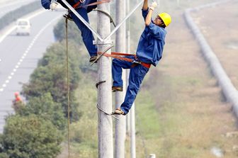 &nbsp; Lavoratori di un'azienda del settore elettrico in Cina