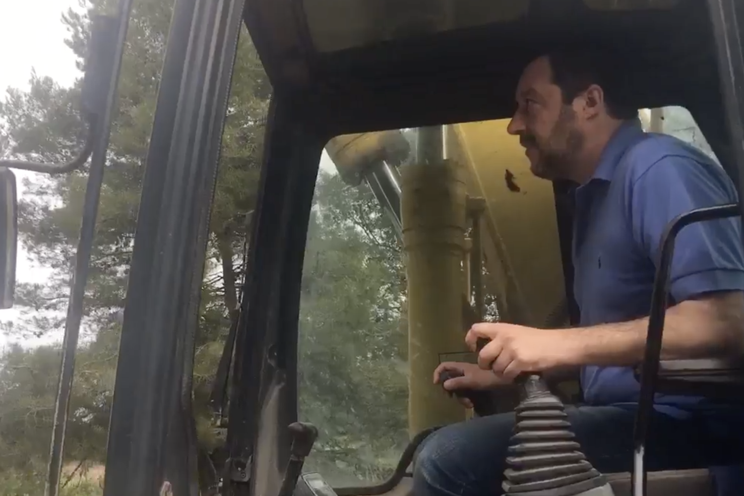&nbsp;Matteo Salvini sulla ruspa