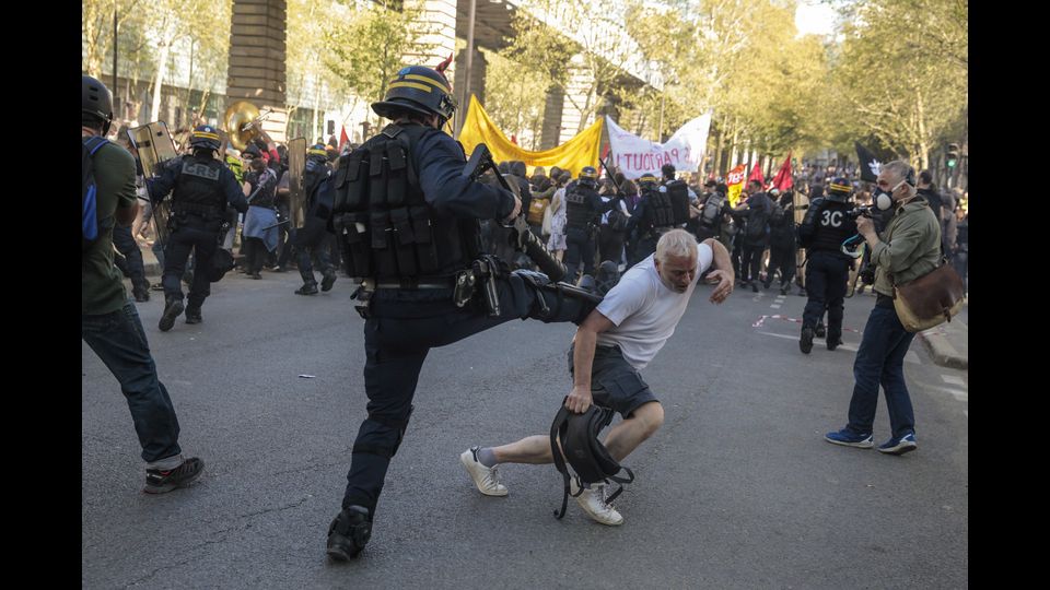 Oltre un migliaio di persone a volto coperto hanno distrutto vetrine e lanciato ordigni incendiari.