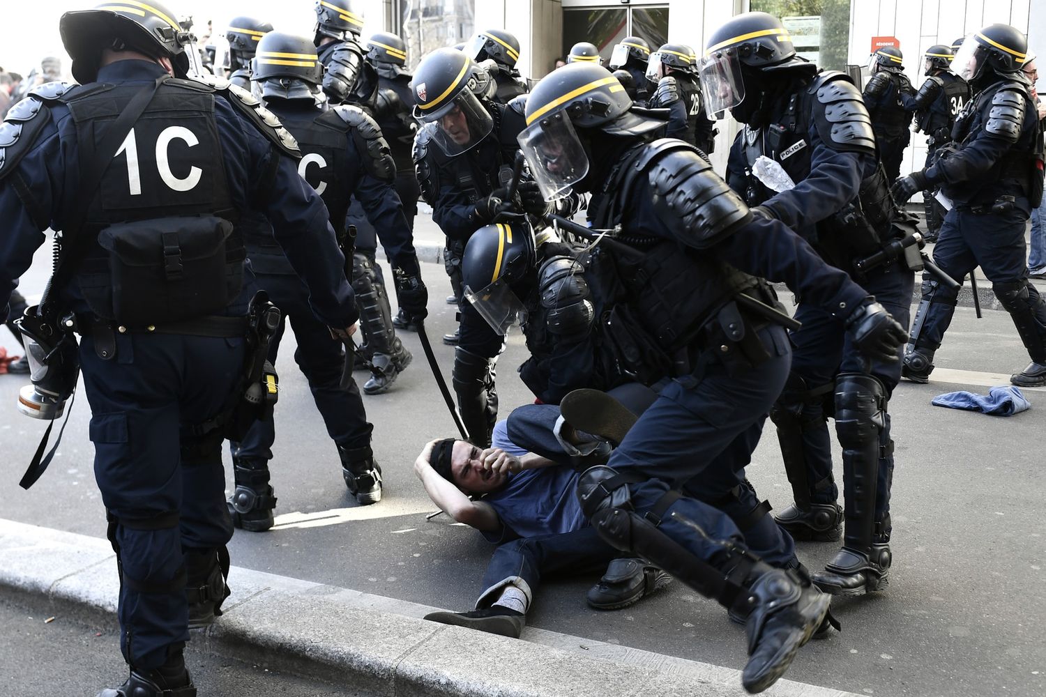 Gli agenti hanno risposto con lacrimogeni e cannoni ad acqua.