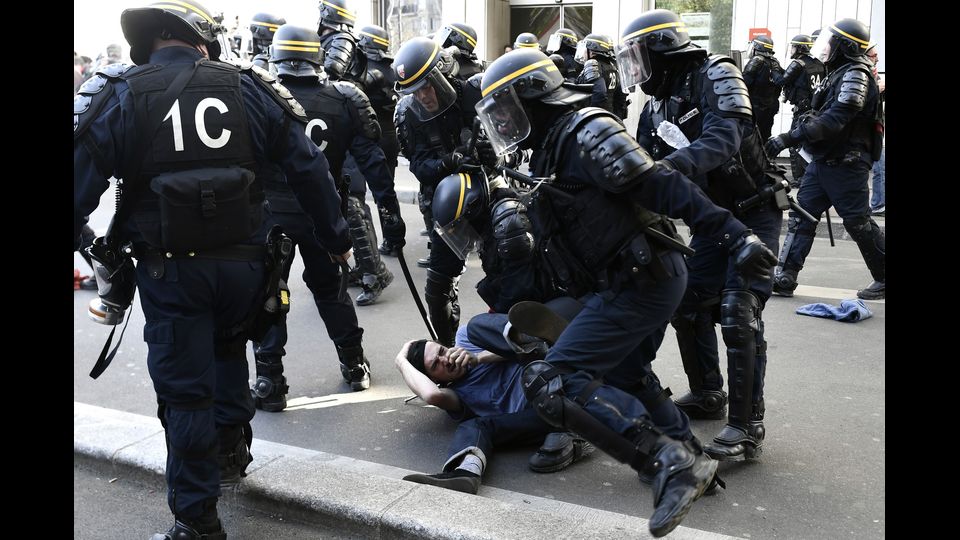 Gli agenti hanno risposto con lacrimogeni e cannoni ad acqua.