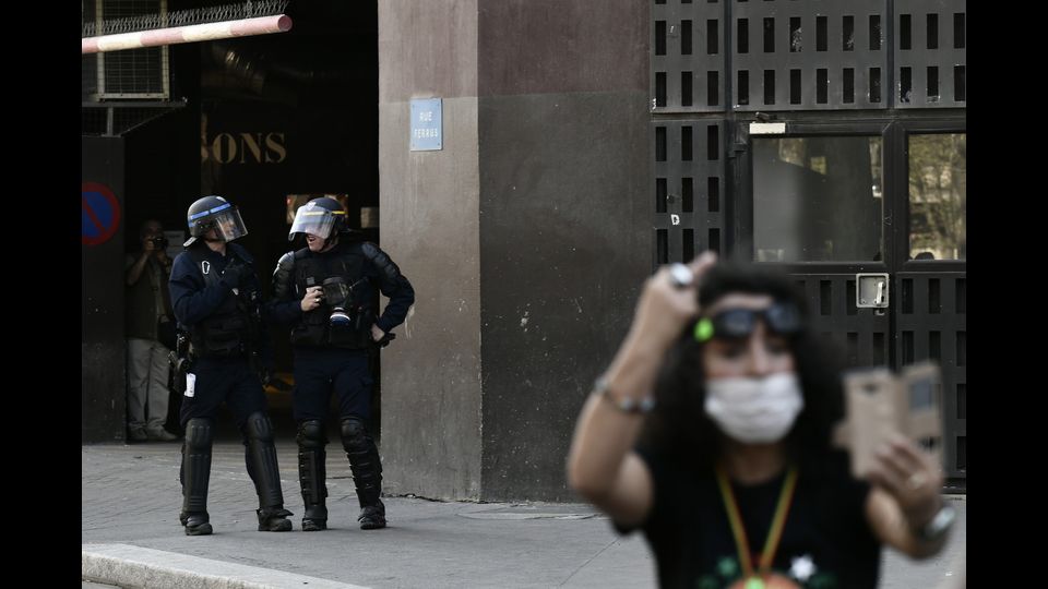 Immediata la reazione del ministro dell'Interno,&nbsp;Gerard&nbsp;Collomb, che con un messaggio su Twitter ha &quot;condannato con fermezza le violenze commesse a margine del corteo sindacale del 1 maggio a Parigi. Tutto &egrave;&nbsp;stato fatto per porre fine a questi gravi disordini dell'ordine pubblico e per arrestare gli autori di questi atti inqualificabili&quot;.