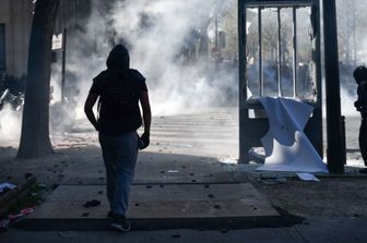 Scontri sono scoppiati a Parigi tra polizia e manifestanti dell'estrema sinistra a margine del corteo per la Festa del 1 maggio.