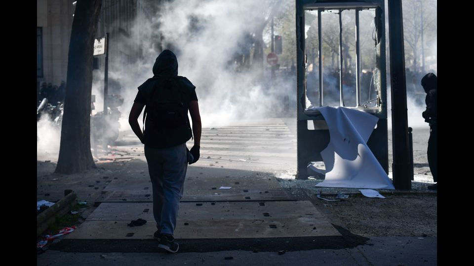 Scontri sono scoppiati a Parigi tra polizia e manifestanti dell'estrema sinistra a margine del corteo per la Festa del 1 maggio.