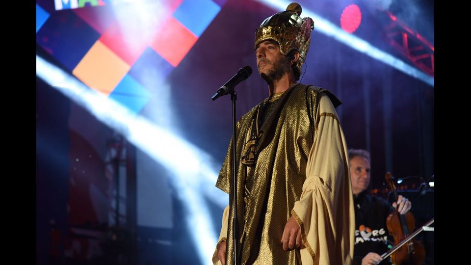 Max Gazzé, inizio esibizione con Orchestra Filarmonica Marchigiana&nbsp;