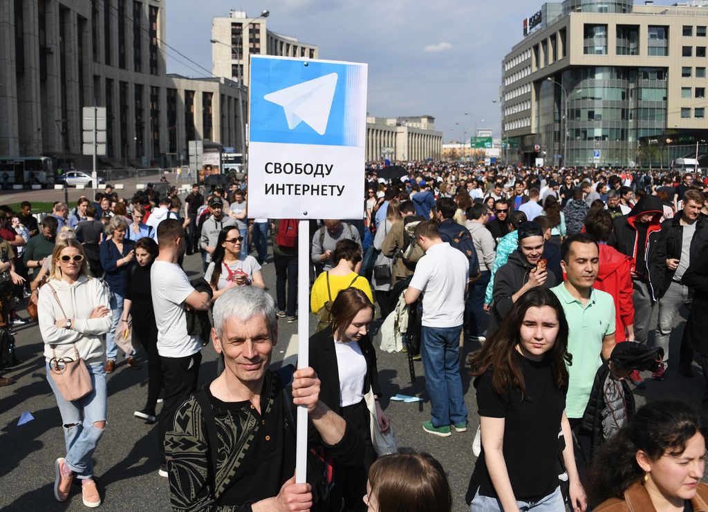 Una manifestazione a Mosca contro la chiusura di Telegram in Russia